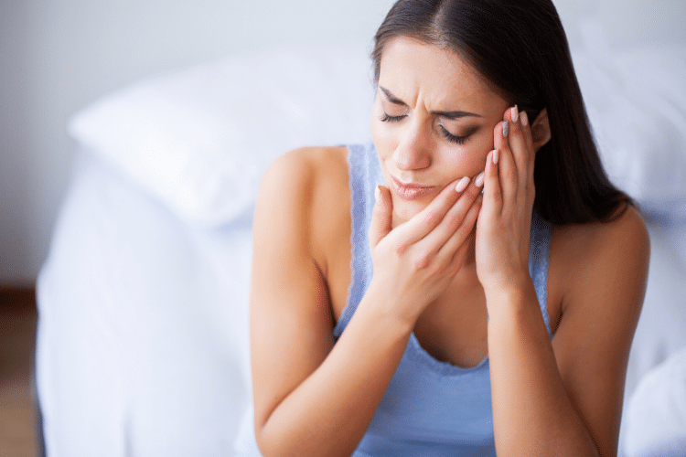 emergency dentist - woman having a toothache